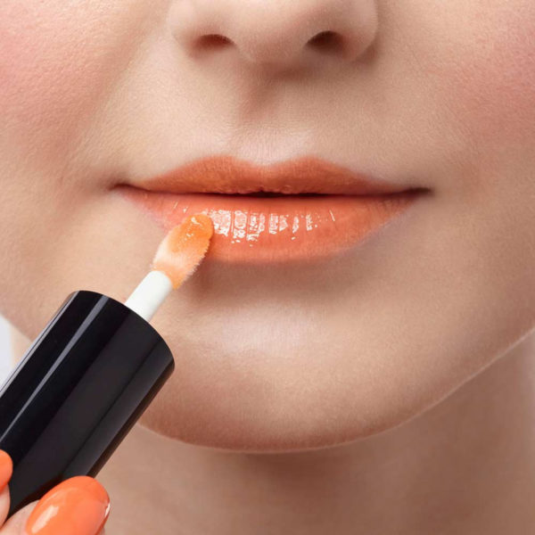 artdeco glossy lip oil orange pop (model)