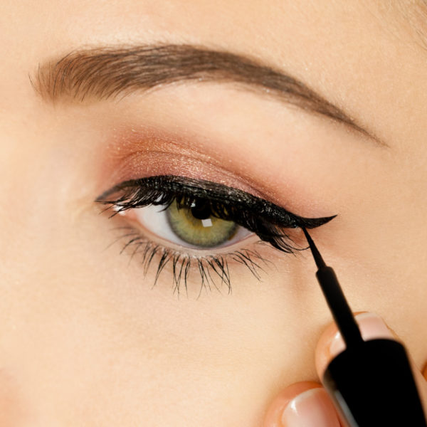 artdeco calligraphy dip eyeliner black (model)