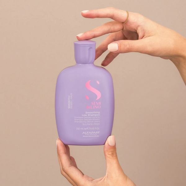 alfaparf semi di lino smooth smoothing low shampoo (model)