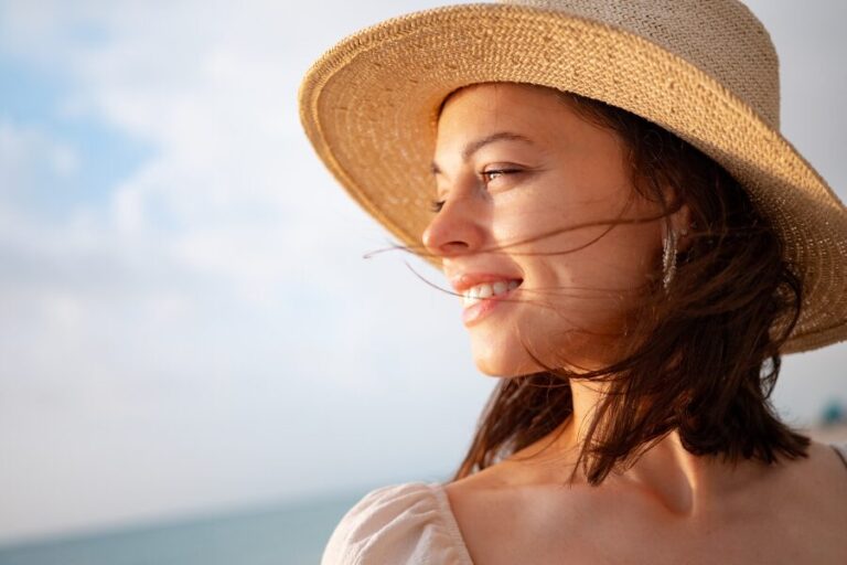 Woman with hat in the sunshine